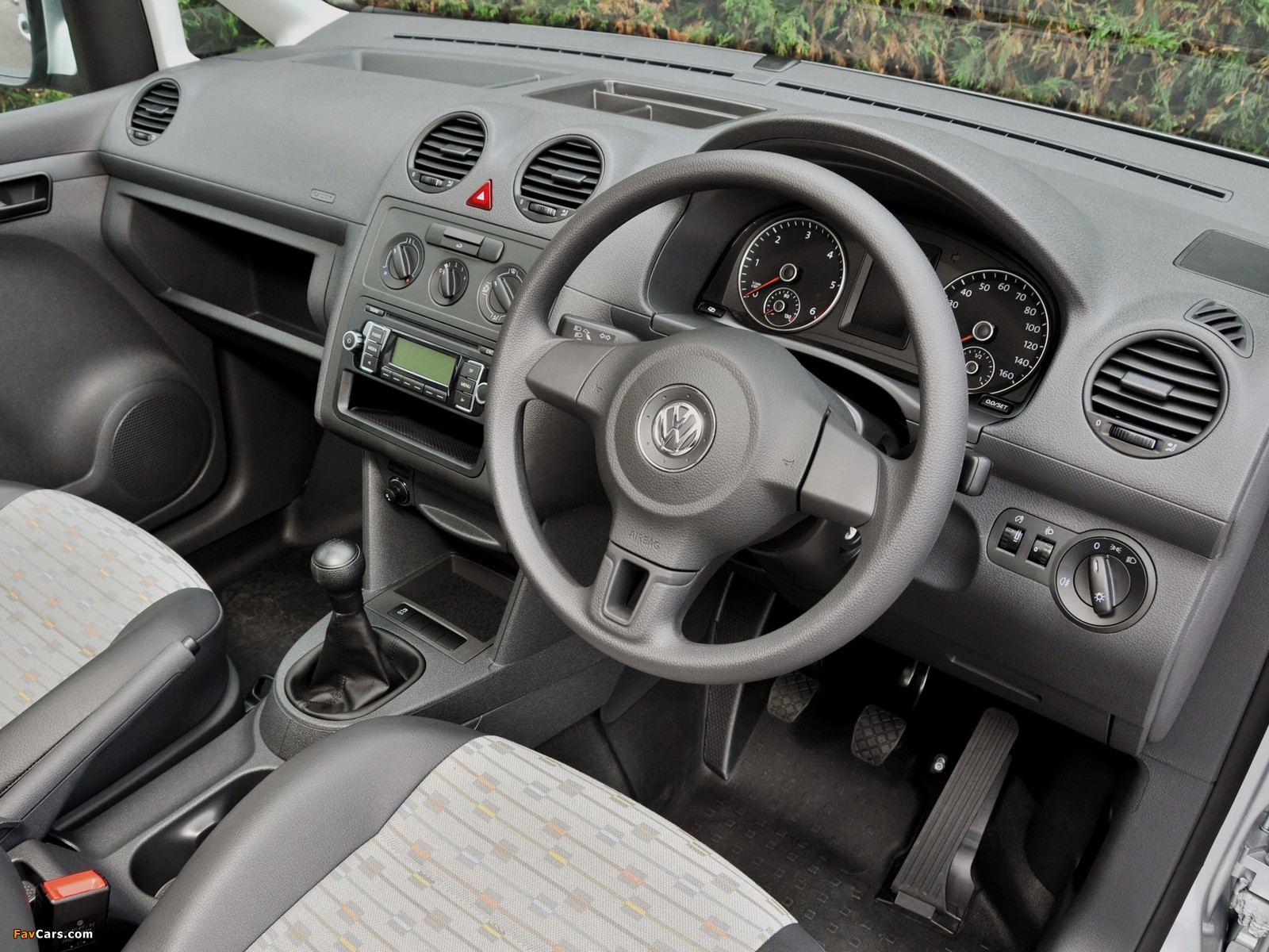 Images of Volkswagen Caddy Kasten Maxi UK-spec (Type 2K) 2010 (1600 x 1200)