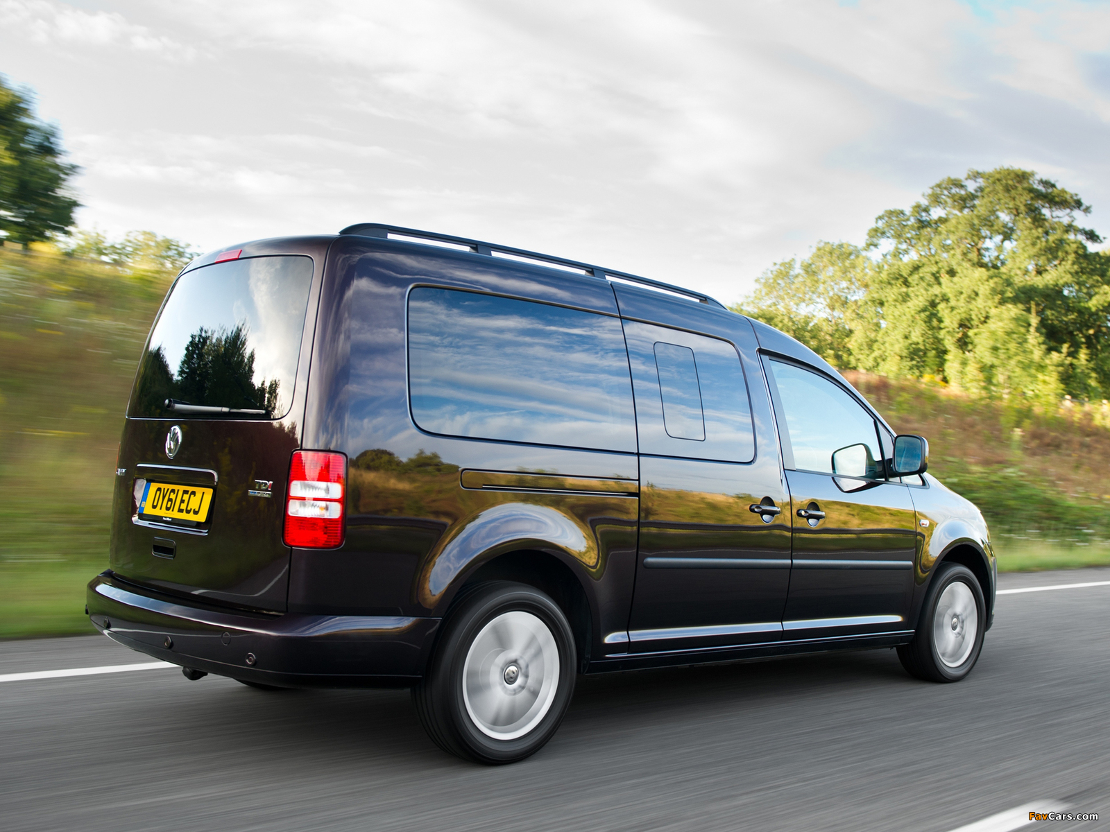 Volkswagen Caddy Maxi Life UK-spec (Type 2K) 2010 images (1600 x 1200)