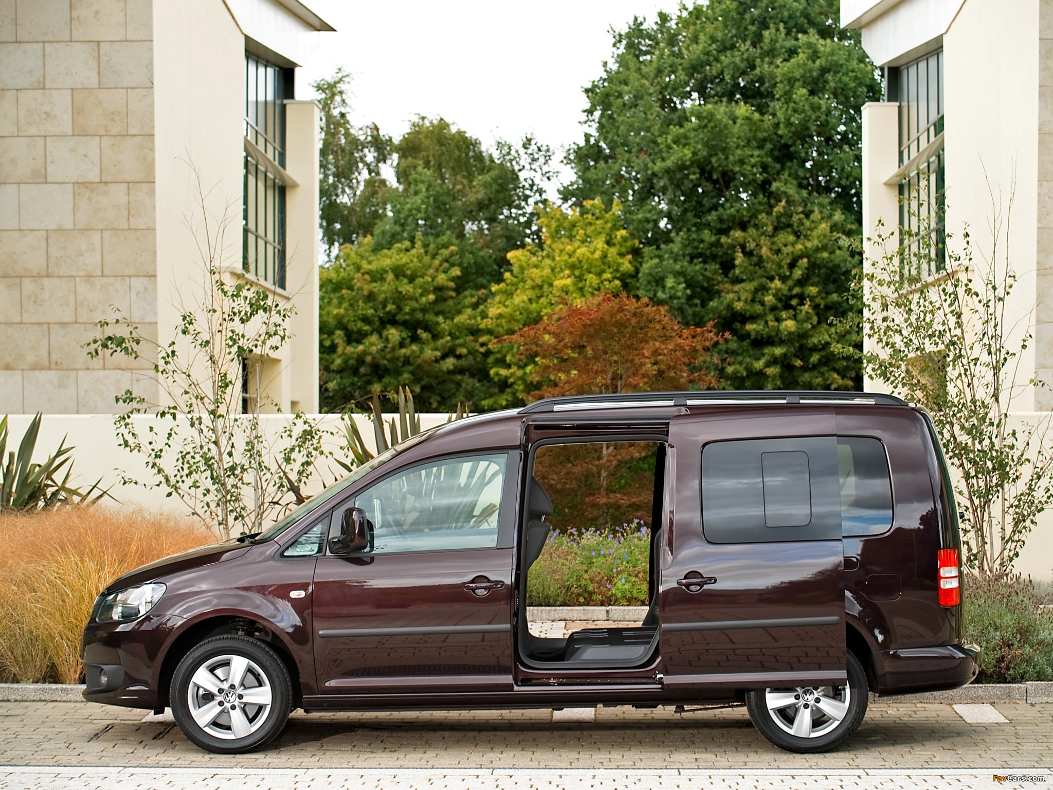 Volkswagen Caddy Maxi Life UK-spec (Type 2K) 2010 images (2048 x 1536)
