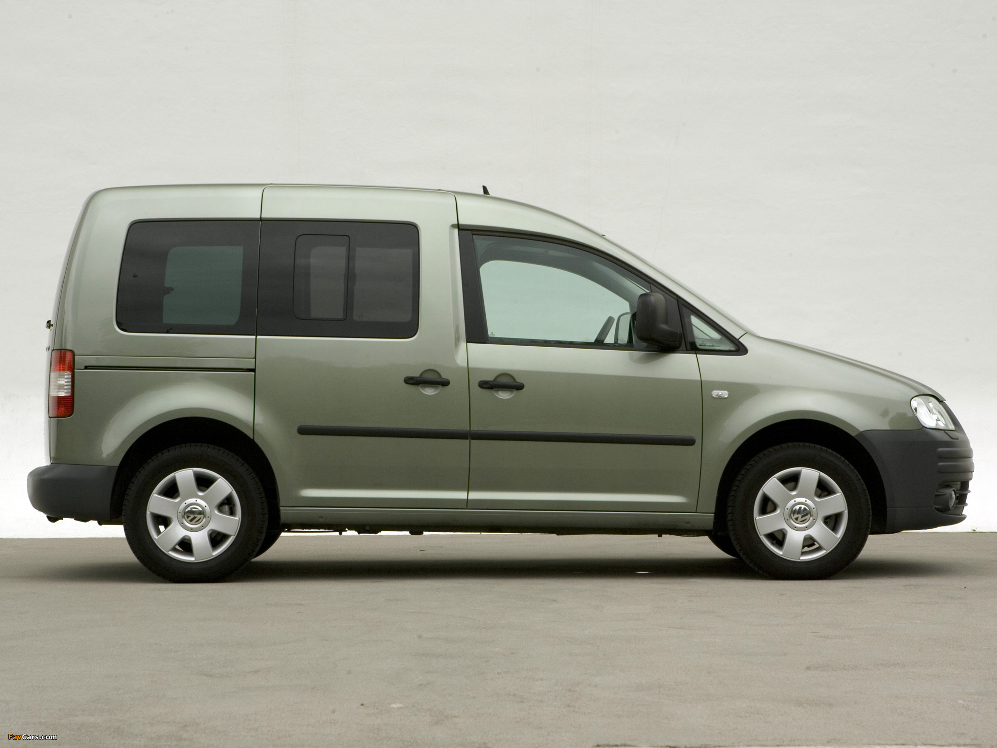 Volkswagen Caddy Life (Type 2K) 2004–10 wallpapers (2048 x 1536)