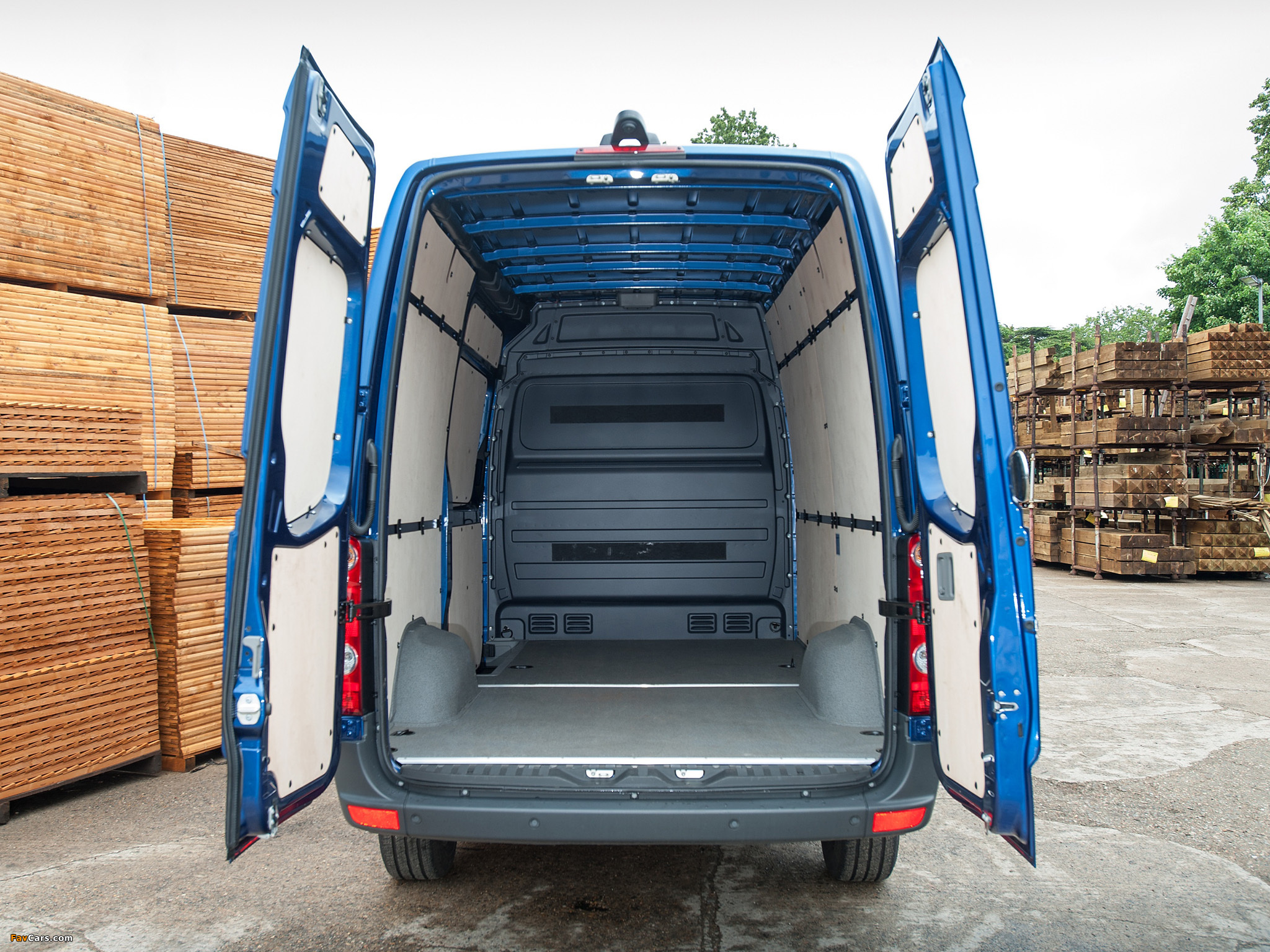 Volkswagen Crafter High Roof Van UK-spec 2011 photos (2048 x 1536)