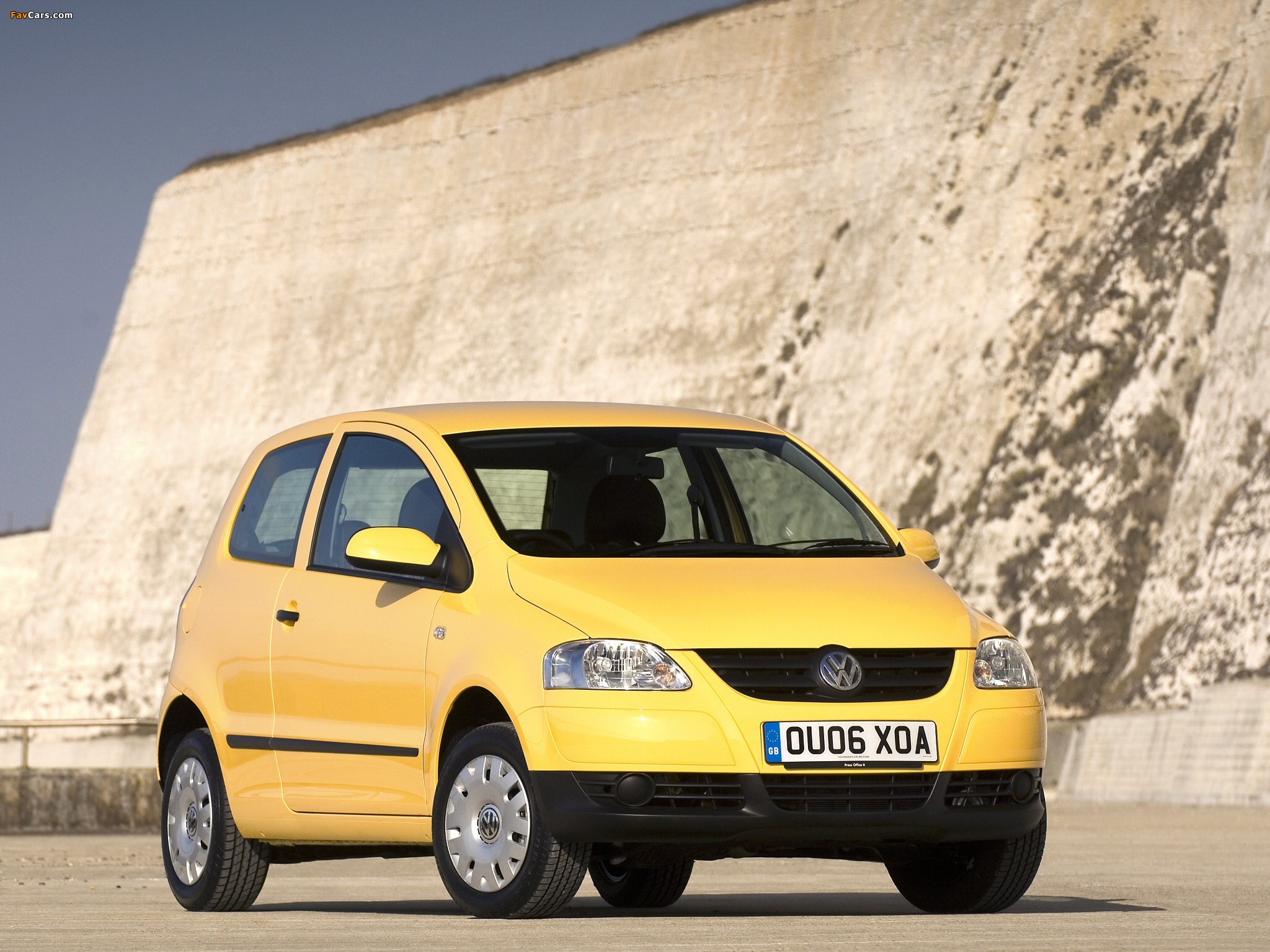Volkswagen Fox UK-spec 2005–09 photos (2048 x 1536)