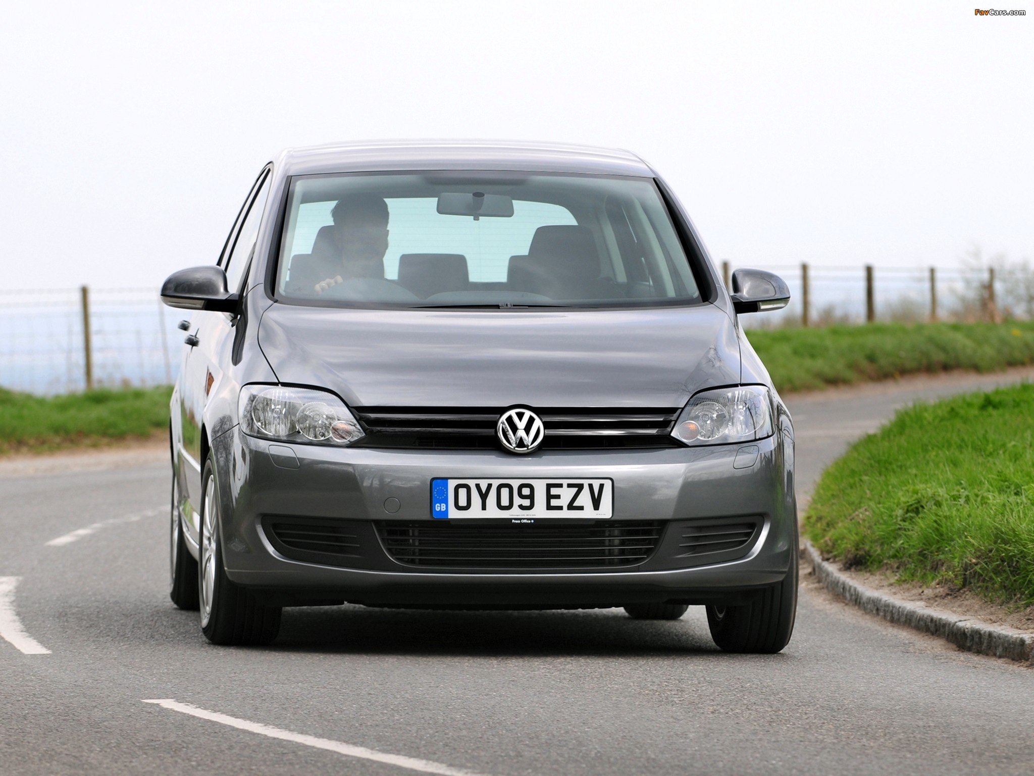 Images of Volkswagen Golf Plus UK-spec 2009 (2048 x 1536)