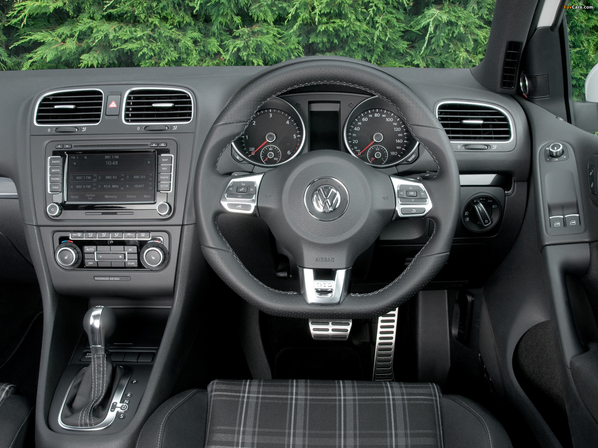 Images of Volkswagen Golf GTD 3-door UK-spec (Typ 5K) 2009–12 (2048 x 1536)