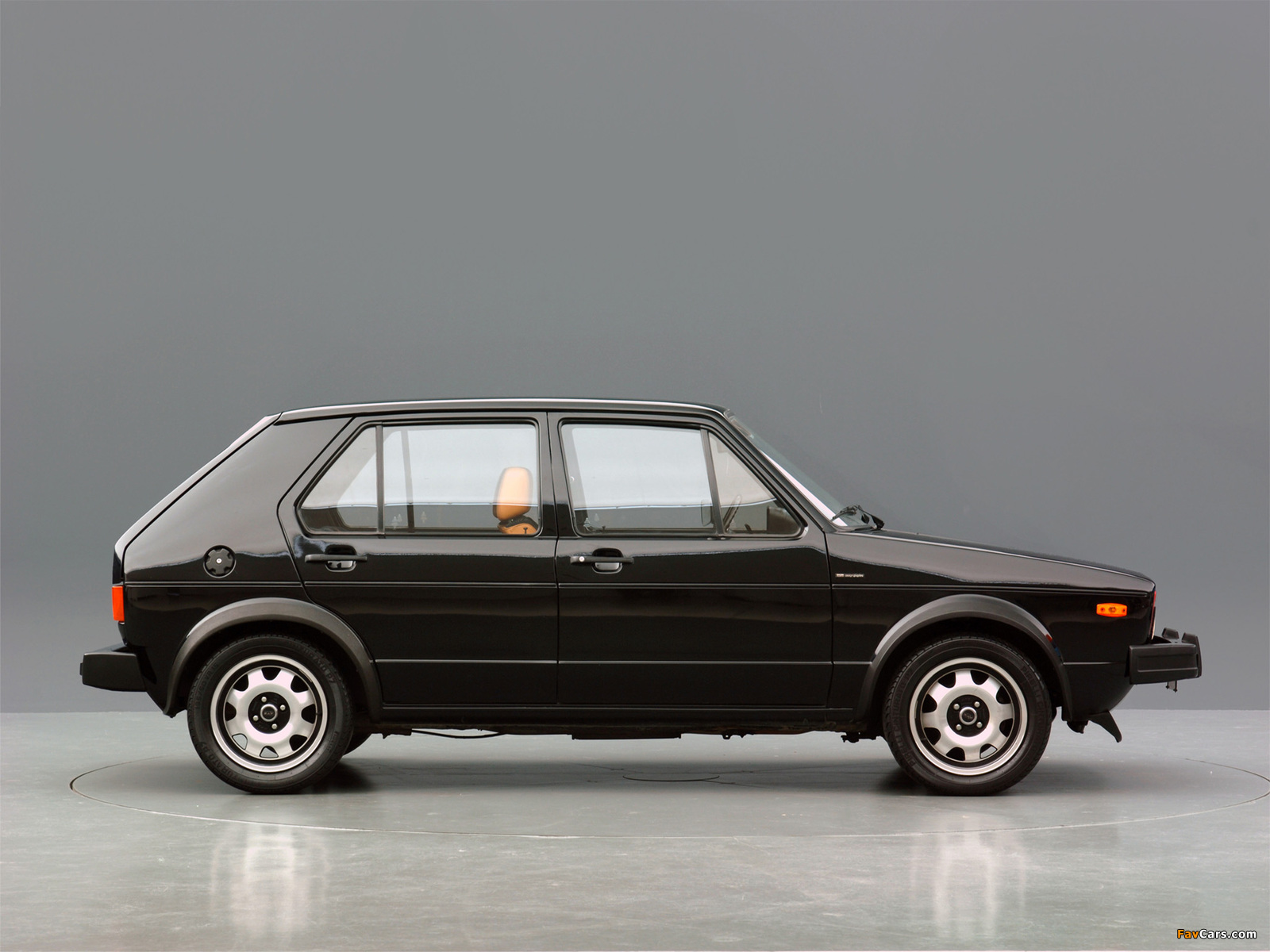 Photos of Volkswagen Golf GTI 5-door (Typ 17) 1976–83 (1600 x 1200)