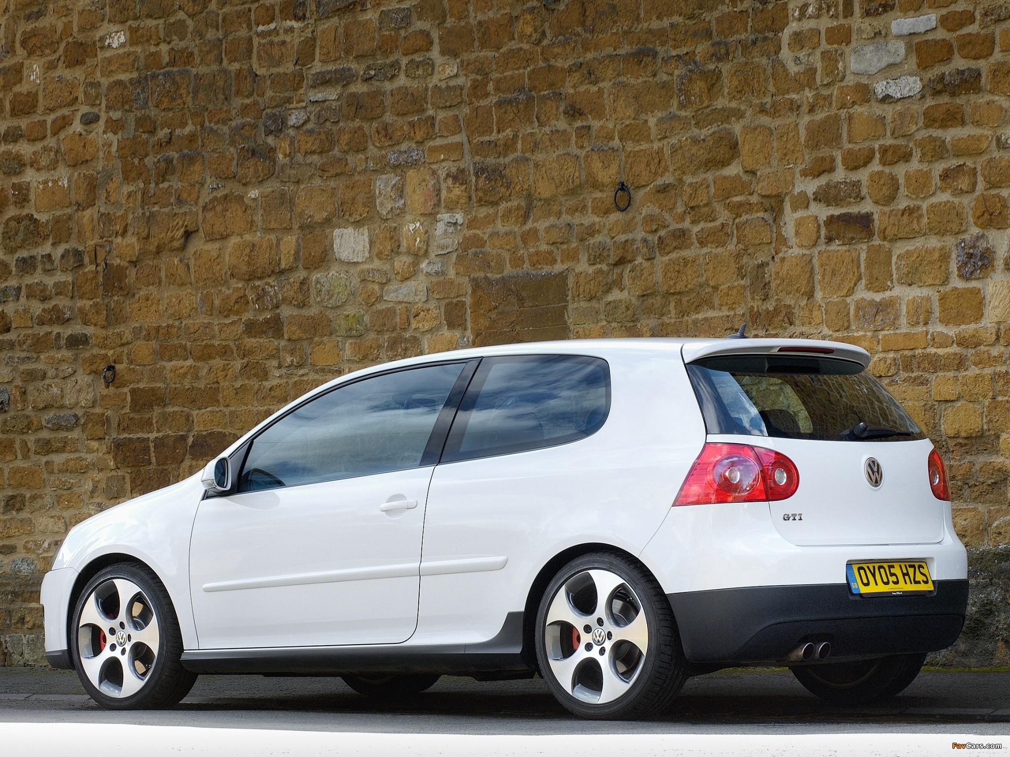 Photos of Volkswagen Golf GTI 3-door UK-spec (Type 1K) 2004–08 (2048 x 1536)