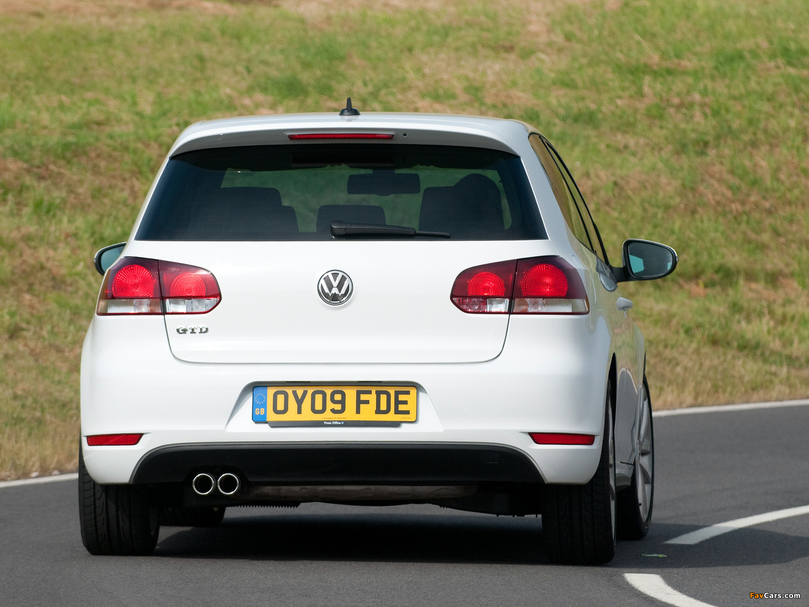 Photos of Volkswagen Golf GTD 3-door UK-spec (Typ 5K) 2009–12 (1600 x 1200)