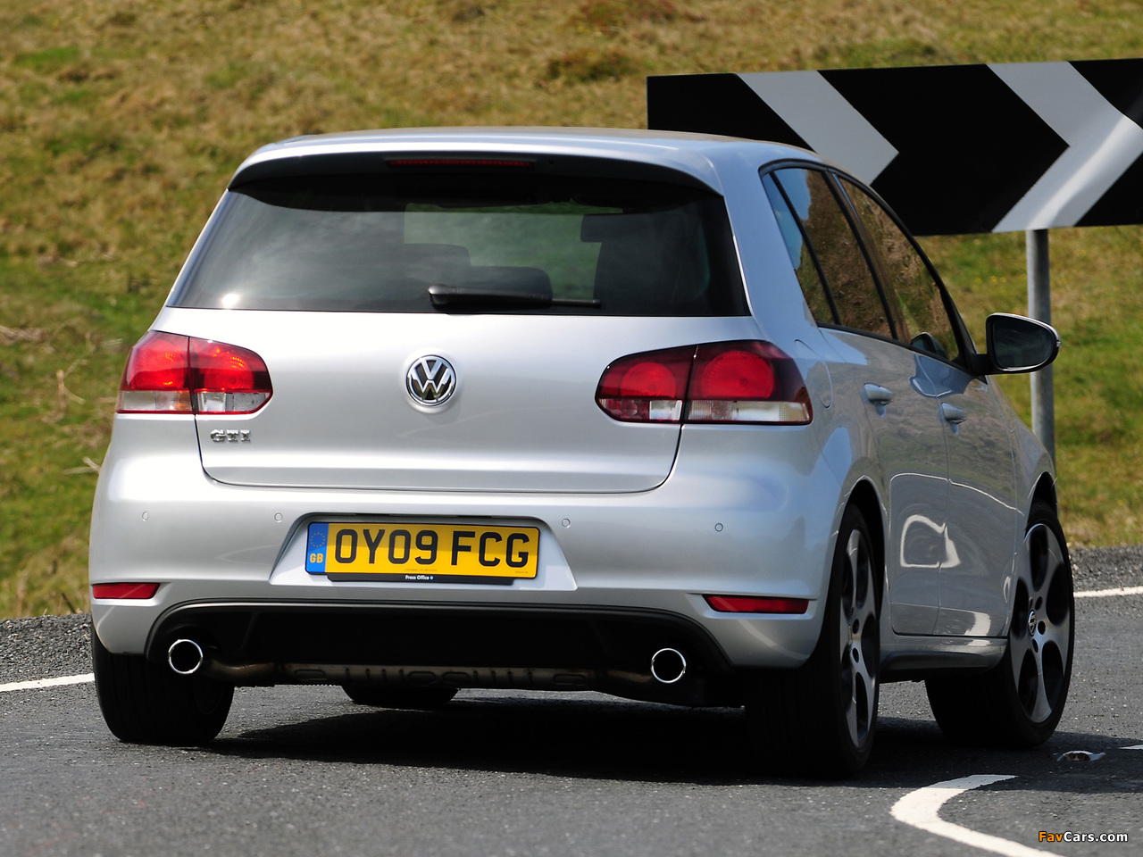 Photos of Volkswagen Golf GTI 5-door UK-spec (Typ 5K) 2009 (1280 x 960)