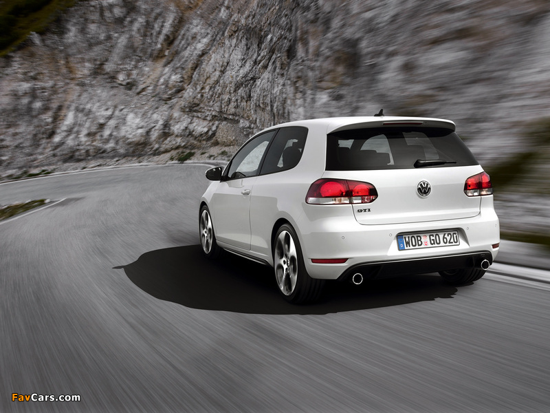 Photos of Volkswagen Golf GTI 3-door (Typ 5K) 2009–13 (800 x 600)