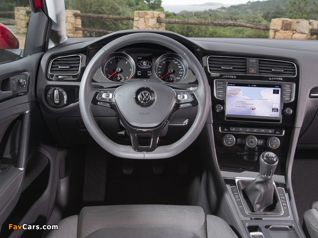 Photos of Volkswagen Golf TDI BlueMotion 5-door (Typ 5G) 2012 (640 x 480)
