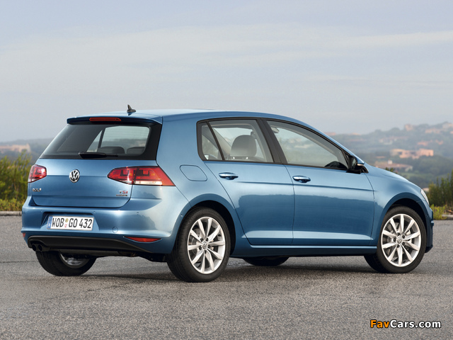 Photos of Volkswagen Golf TSI BlueMotion 5-door (Typ 5G) 2012 (640 x 480)