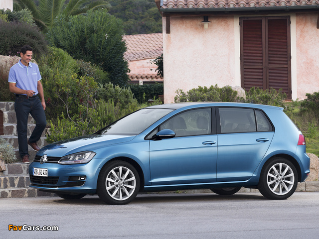 Photos of Volkswagen Golf TSI BlueMotion 5-door (Typ 5G) 2012 (640 x 480)