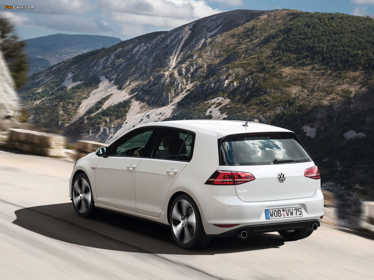 Photos of Volkswagen Golf GTI 5-door (Typ 5G) 2013 (1280 x 960)