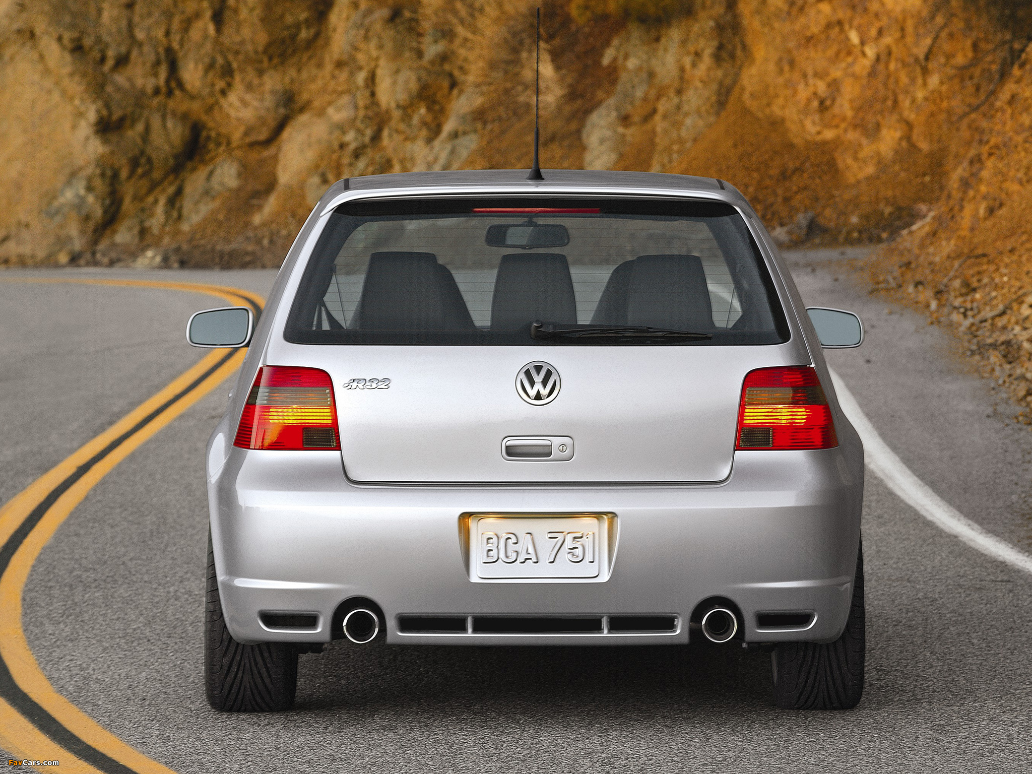 Pictures of Volkswagen Golf R32 US-spec (Typ 1J) 2002–04 (2048 x 1536)