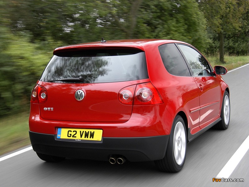 Pictures of Volkswagen Golf GTI 3-door UK-spec (Type 1K) 2004–08 (800 x 600)