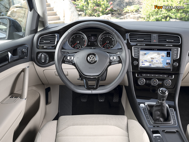 Pictures of Volkswagen Golf TSI BlueMotion 3-door (Typ 5G) 2012 (640 x 480)