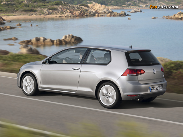 Pictures of Volkswagen Golf TSI BlueMotion 3-door (Typ 5G) 2012 (640 x 480)