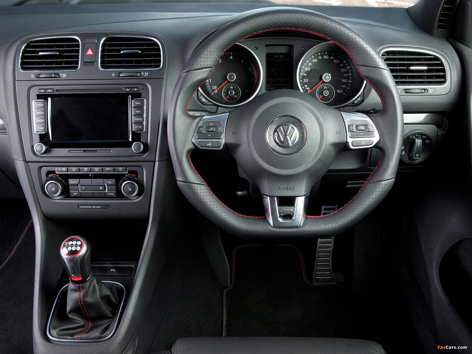 Volkswagen Golf GTI 5-door Edition 35 UK-spec (Typ 5K) 2011 photos (1600 x 1200)