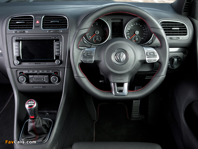 Volkswagen Golf GTI 5-door Edition 35 UK-spec (Typ 5K) 2011 photos (640 x 480)