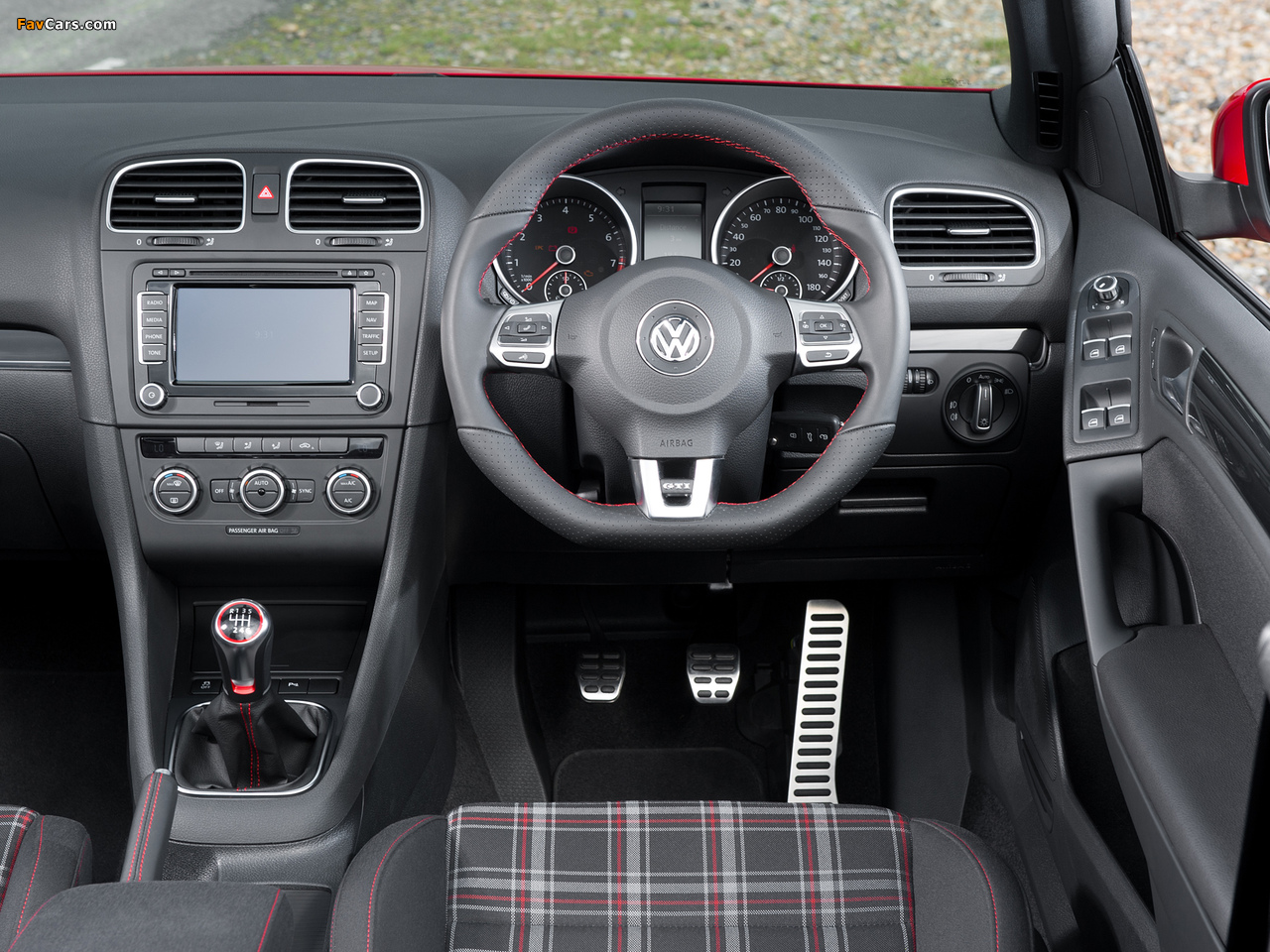 Volkswagen Golf GTI Cabriolet UK-spec (Typ 5K) 2012 wallpapers (1280 x 960)