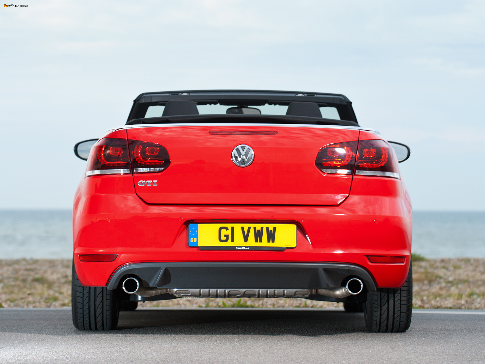 Volkswagen Golf GTI Cabriolet UK-spec (Typ 5K) 2012 wallpapers (2048 x 1536)