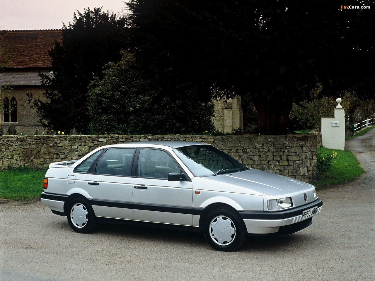 Images of Volkswagen Passat Sedan UK-spec (B3) 1988–93 (1280 x 960)