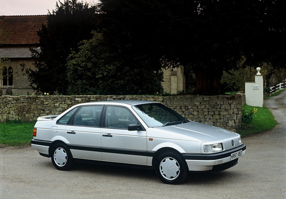 Images of Volkswagen Passat Sedan UK-spec (B3) 1988–93