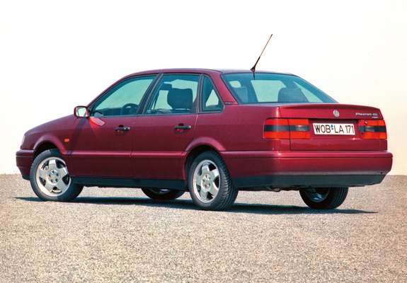 Images of Volkswagen Passat Sedan (B4) 1993–97