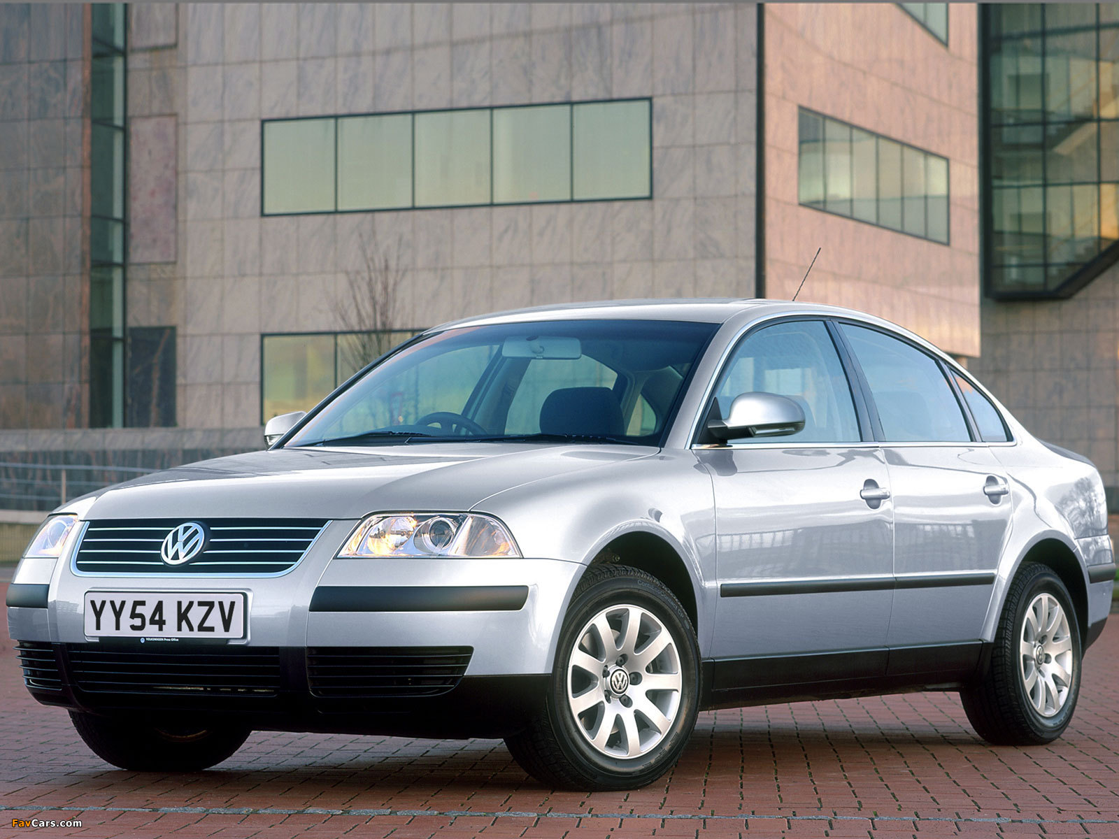 Images of Volkswagen Passat Sedan UK-spec (B5+) 2000–05 (1600 x 1200)