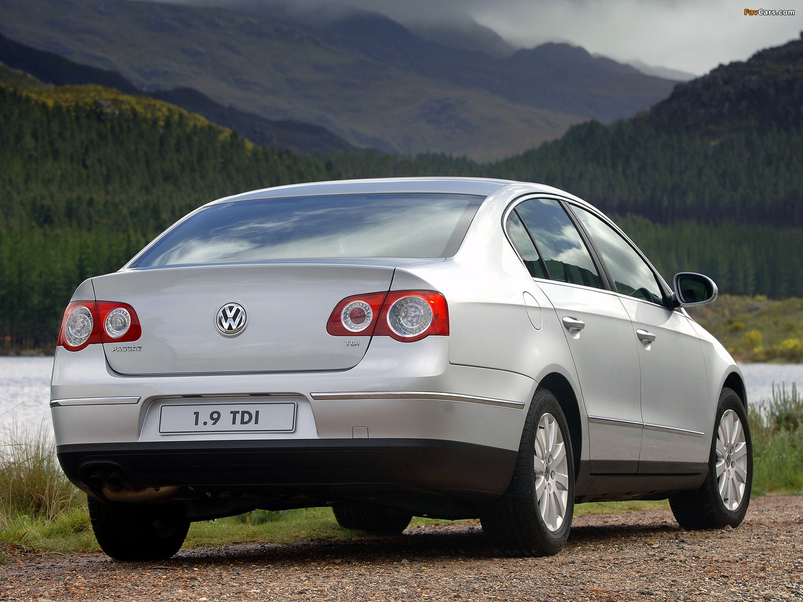 Images of Volkswagen Passat 1.9 TDI Sedan ZA-spec (B6) 2005–08 (1600 x 1200)