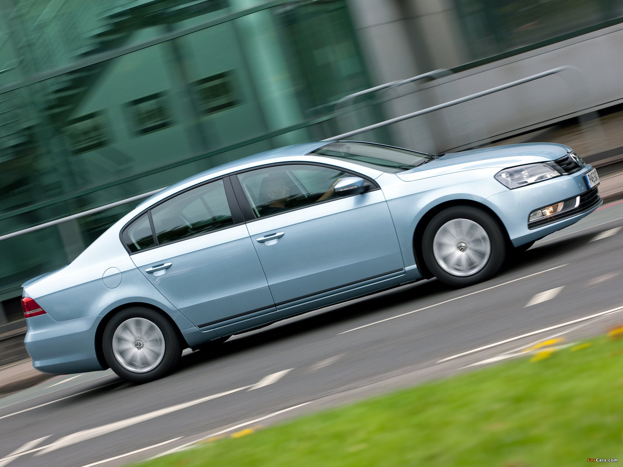 Images of Volkswagen Passat BlueMotion UK-spec (B7) 2010 (2048 x 1536)