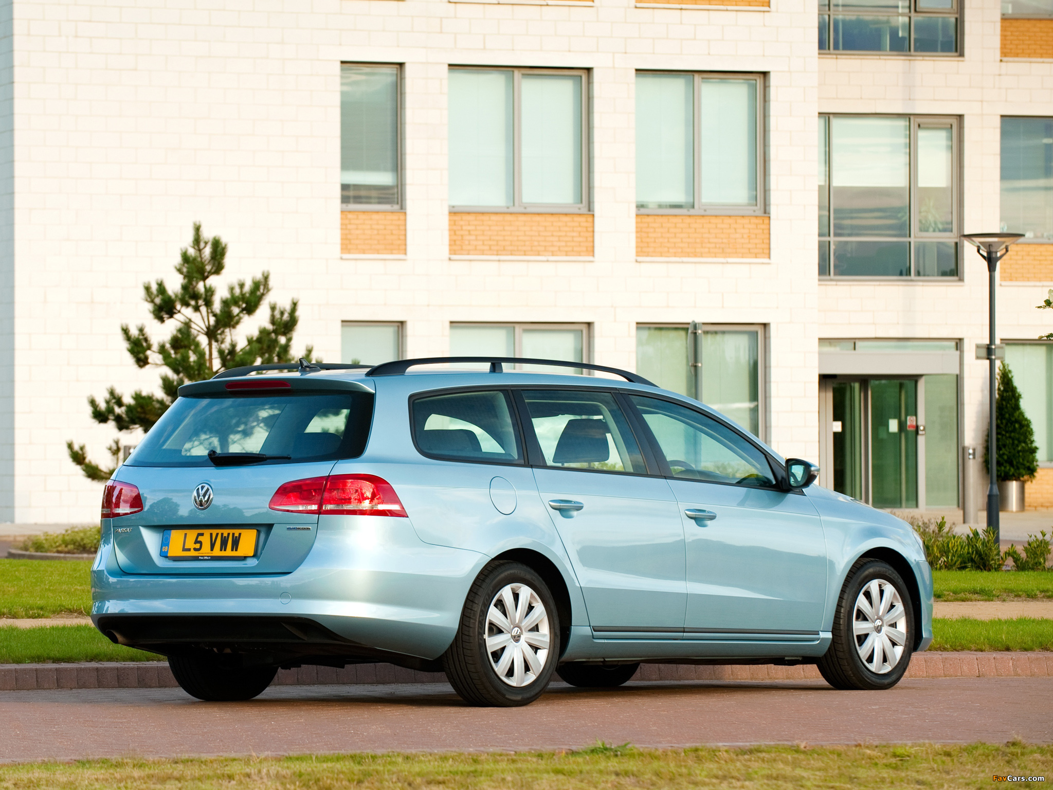 Images of Volkswagen Passat BlueMotion Variant UK-spec (B7) 2010 (2048 x 1536)