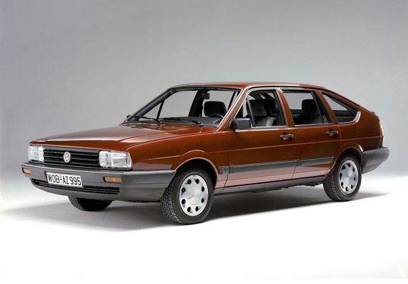 Photos of Volkswagen Passat 5-door (B2) 1980–88