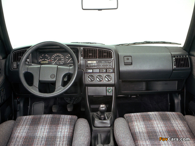 Photos of Volkswagen Passat Sedan (B3) 1988–93 (640 x 480)