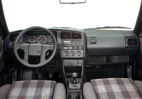 Photos of Volkswagen Passat Sedan (B3) 1988–93