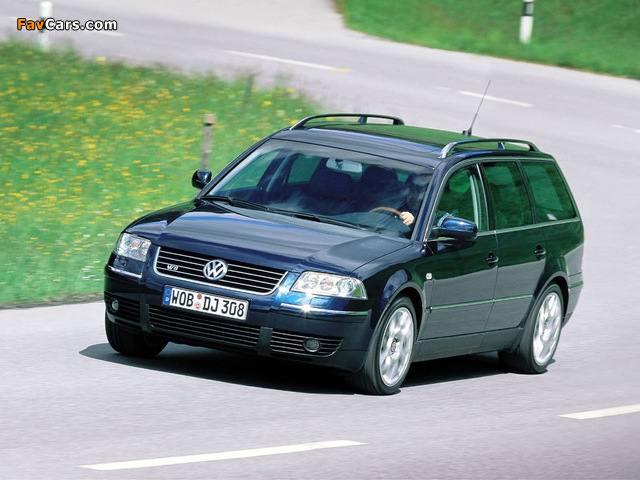 Photos of Volkswagen Passat W8 Variant (B5+) 2002–04 (640 x 480)