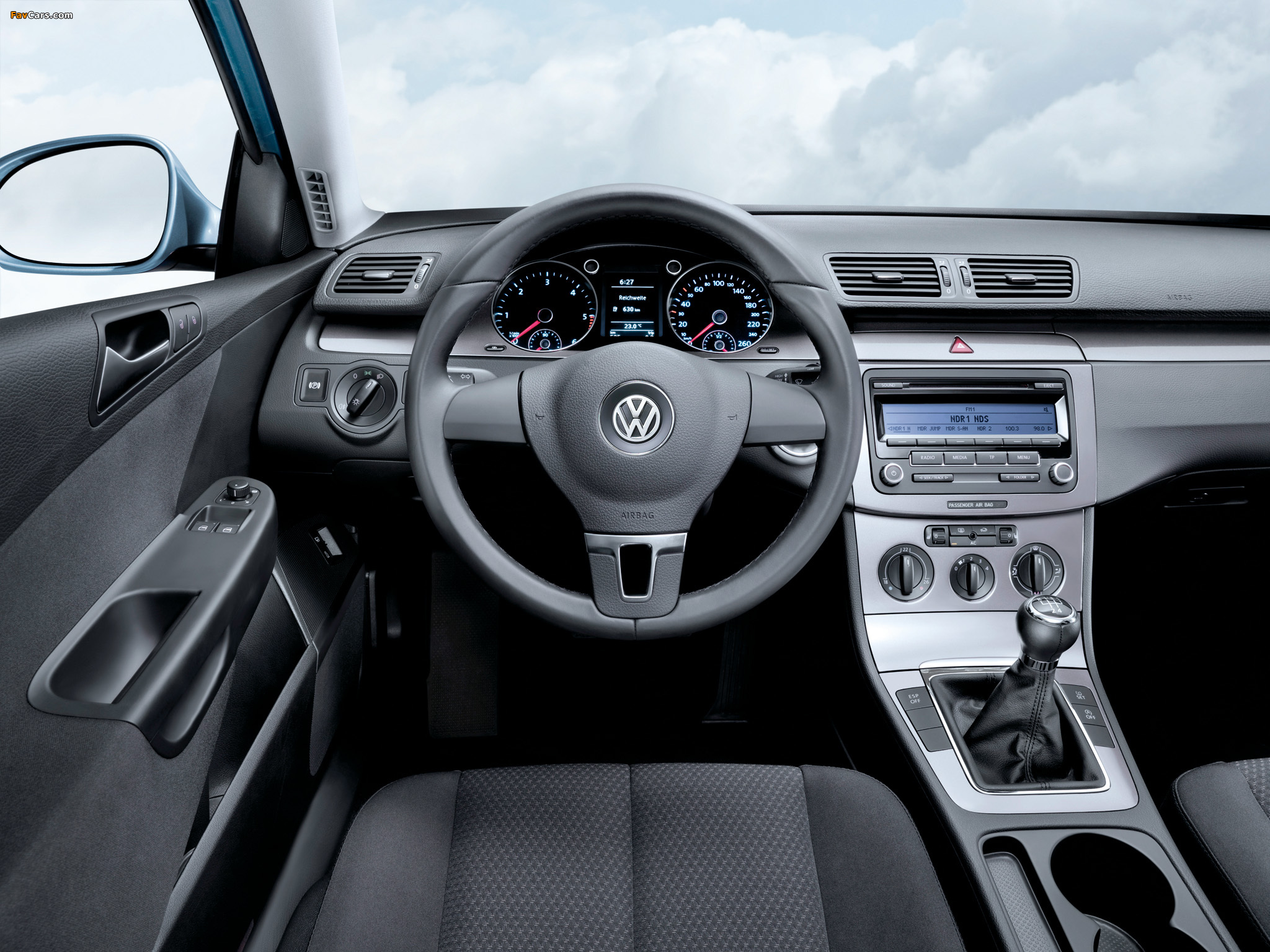 Photos of Volkswagen Passat BlueMotion R-Line Sedan (B6) 2009–10 (2048 x 1536)