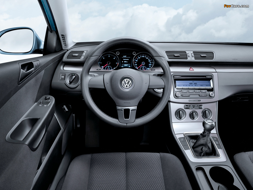 Photos of Volkswagen Passat BlueMotion R-Line Sedan (B6) 2009–10 (1024 x 768)