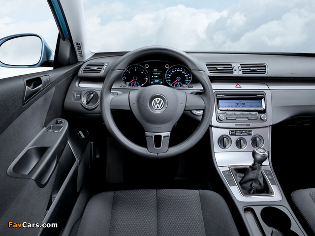 Photos of Volkswagen Passat BlueMotion R-Line Sedan (B6) 2009–10 (640 x 480)