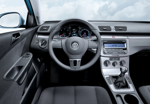 Photos of Volkswagen Passat BlueMotion R-Line Sedan (B6) 2009–10