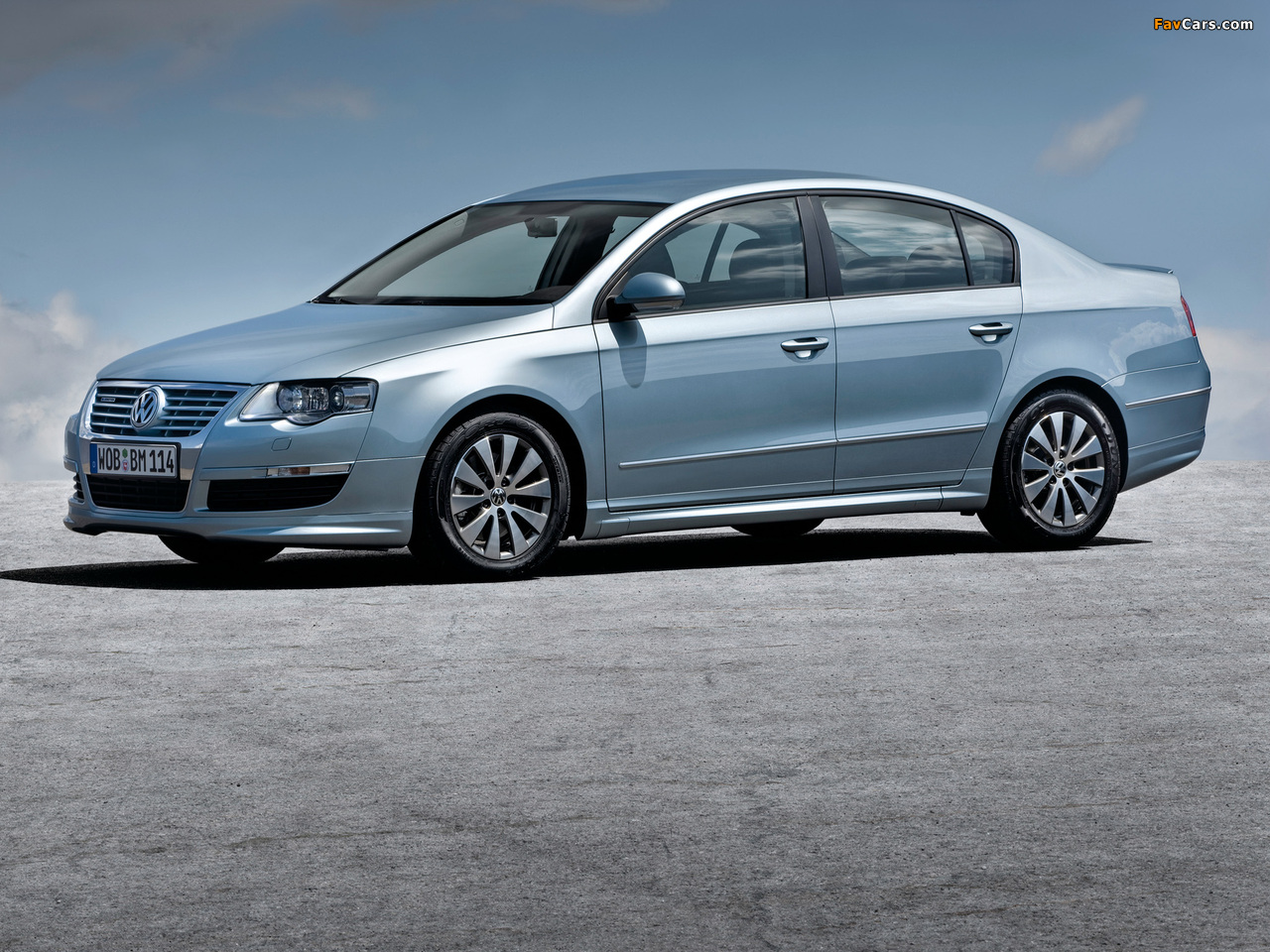 Photos of Volkswagen Passat BlueMotion R-Line Sedan (B6) 2009–10 (1280 x 960)