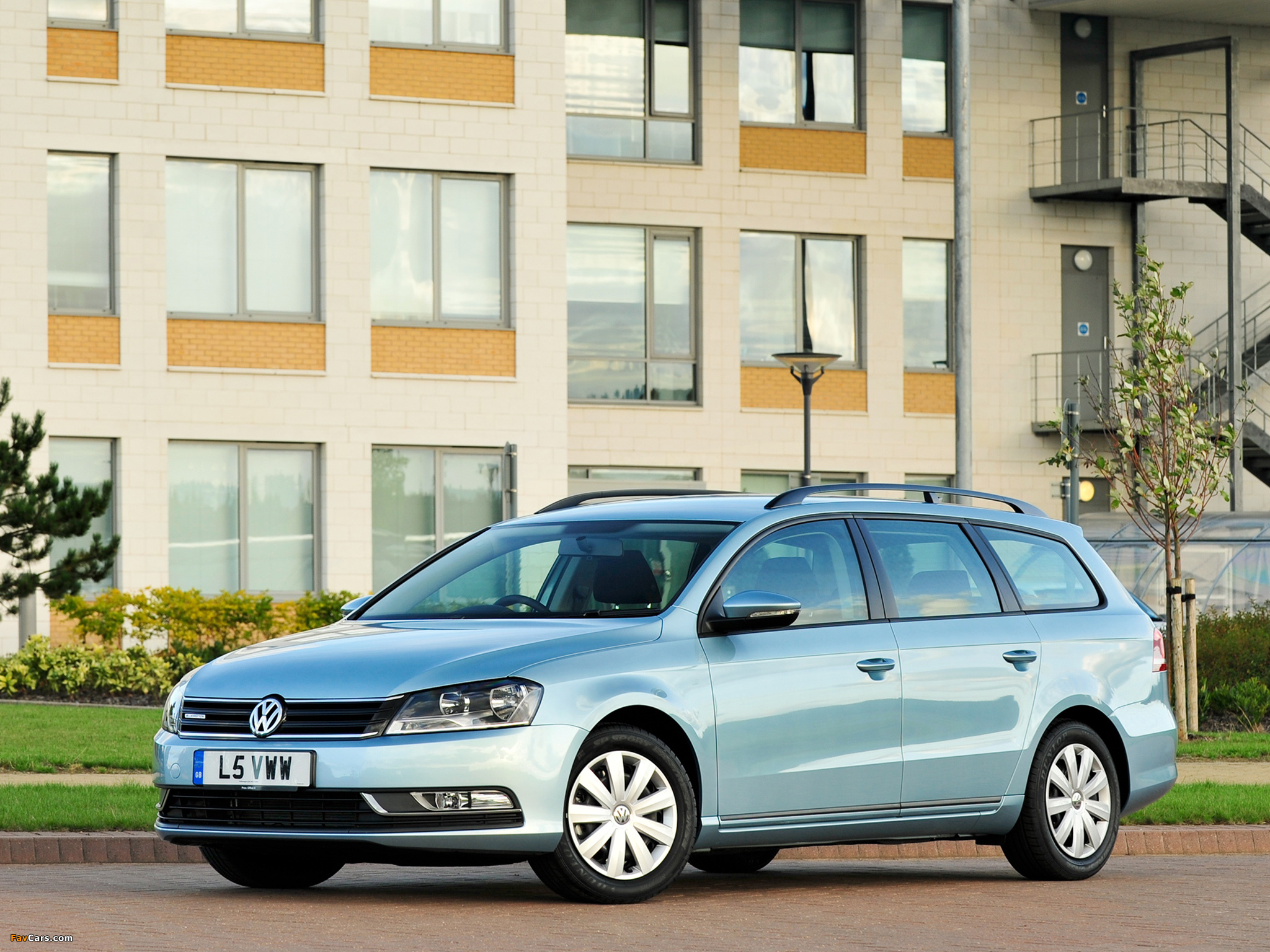 Photos of Volkswagen Passat BlueMotion Variant UK-spec (B7) 2010 (2048 x 1536)