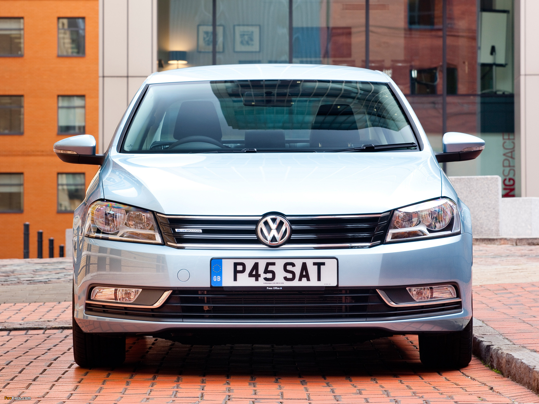 Photos of Volkswagen Passat BlueMotion UK-spec (B7) 2010 (2048 x 1536)