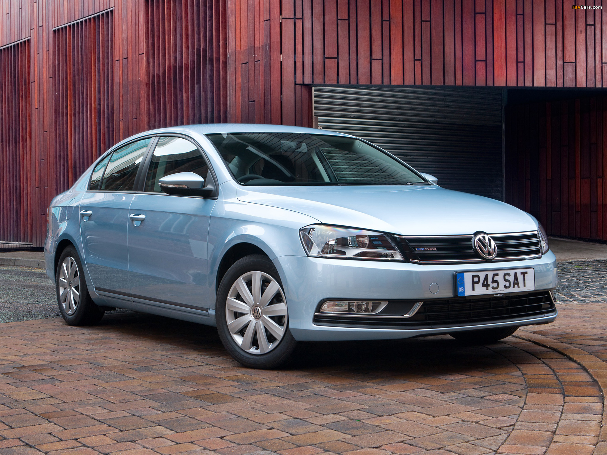 Photos of Volkswagen Passat BlueMotion UK-spec (B7) 2010 (2048 x 1536)