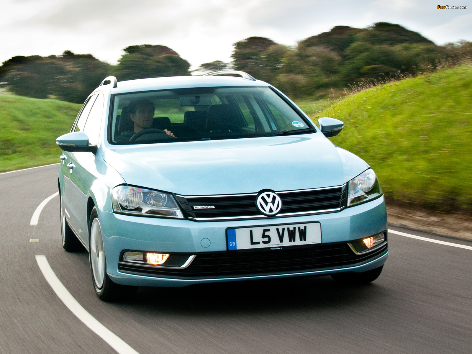 Photos of Volkswagen Passat BlueMotion Variant UK-spec (B7) 2010 (1600 x 1200)