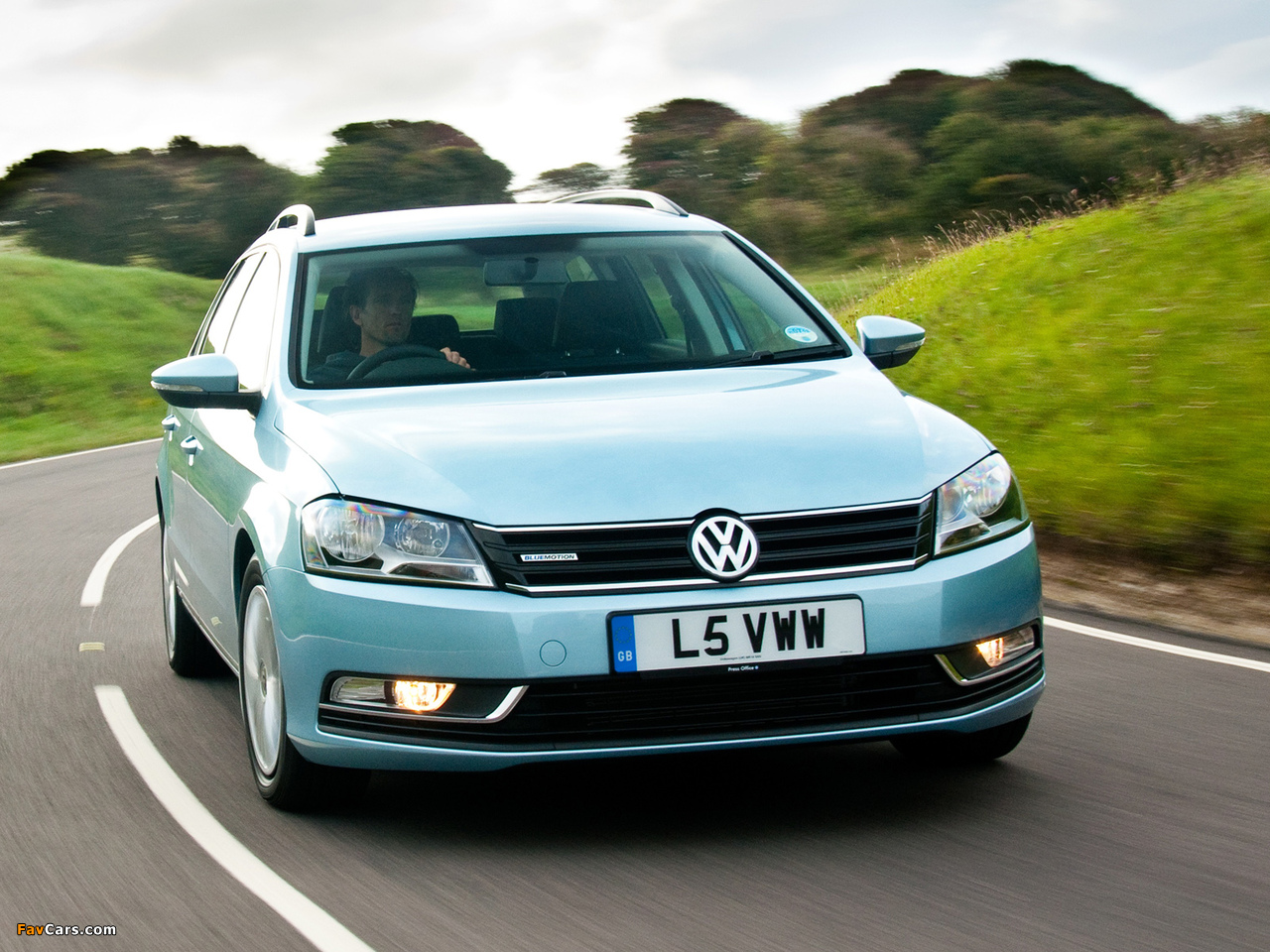 Photos of Volkswagen Passat BlueMotion Variant UK-spec (B7) 2010 (1280 x 960)