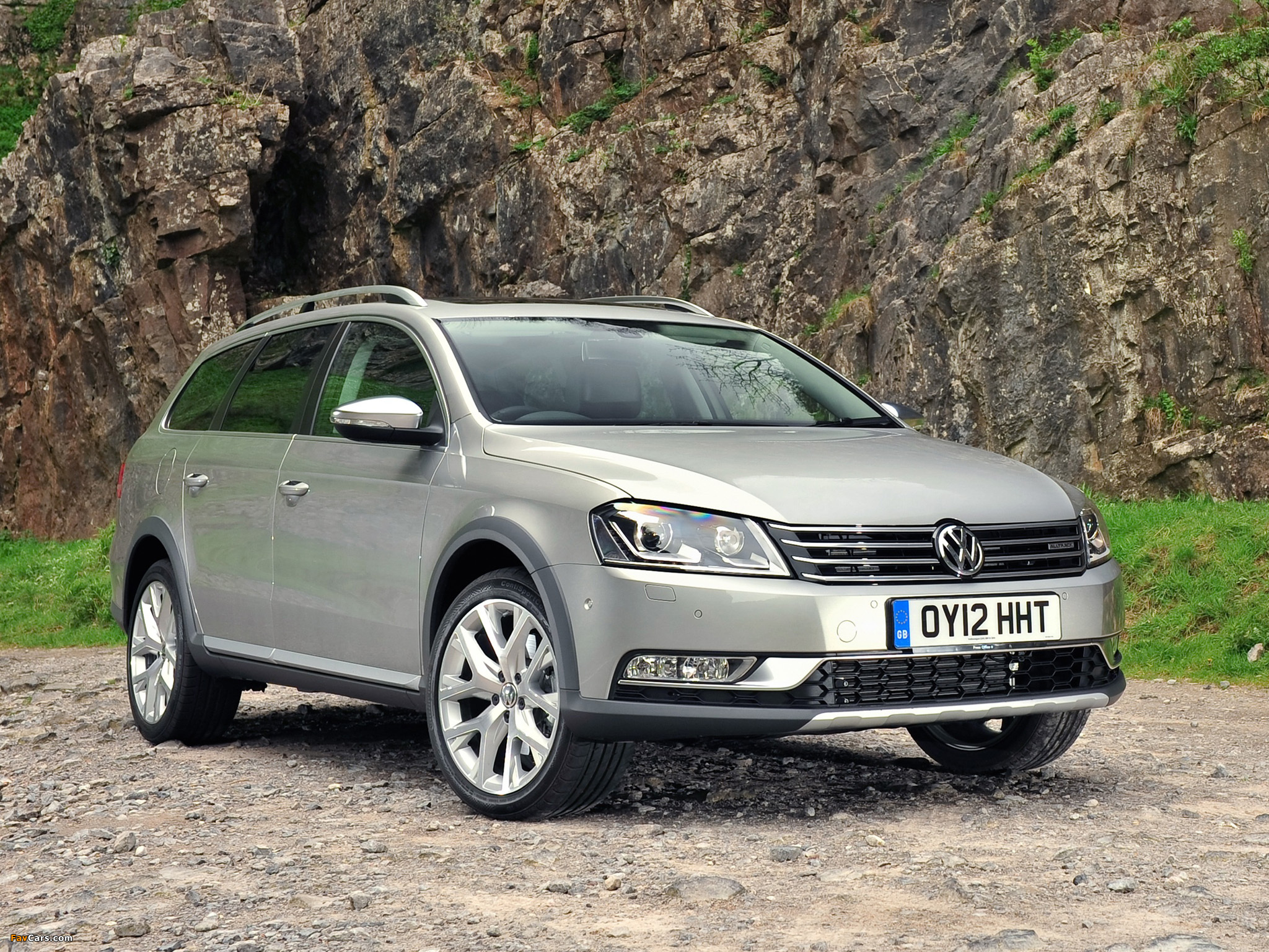 Photos of Volkswagen Passat Alltrack UK-spec (B7) 2012 (2048 x 1536)