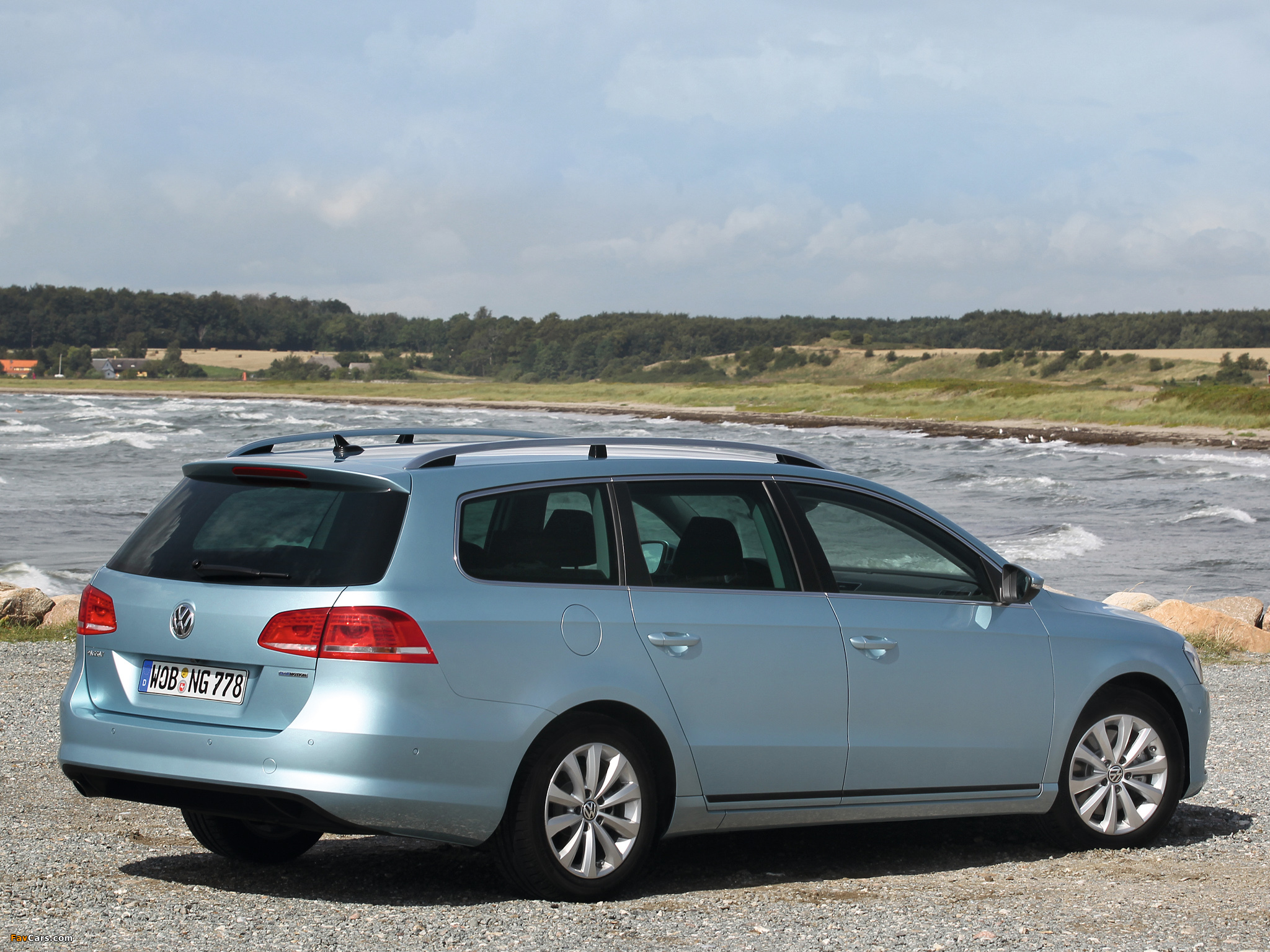 Photos of Volkswagen Passat TDI BlueMotion Variant (B7) 2013 (2048 x 1536)