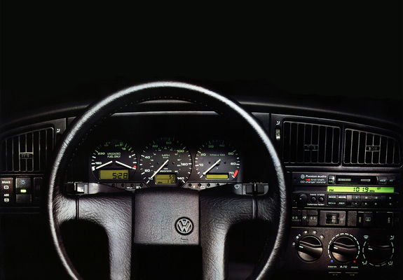 Pictures of Volkswagen Passat Sedan US-spec (B3) 1988–93