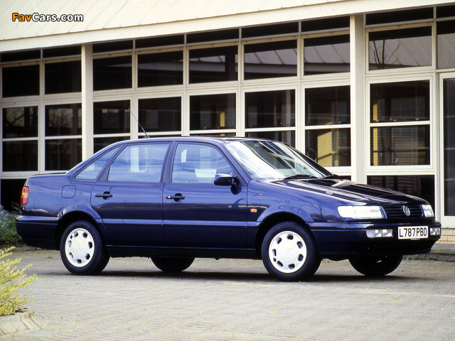 Pictures of Volkswagen Passat Sedan UK-spec (B4) 1993–97 (640 x 480)